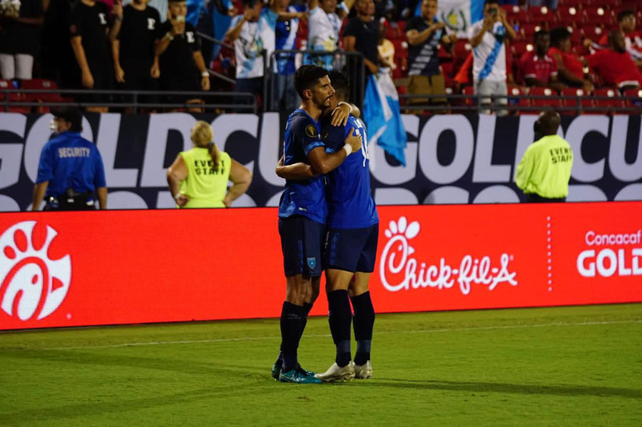 Gerardo Gordillo celebra la anotación para el empate de Guatemala ante Trinidad y Tobago