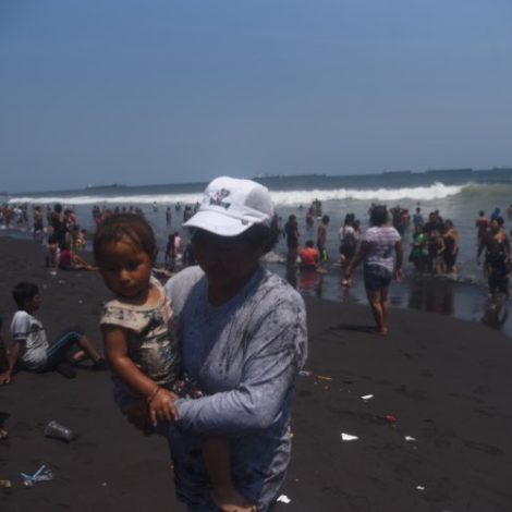 playa del Puerto San José en Semana Santa 2022