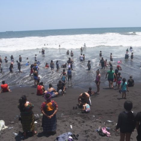 playa del Puerto San José en Semana Santa 2022