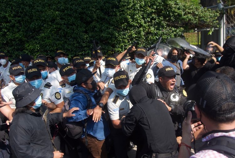 manifestación contra elección de rector en parque de la Industria