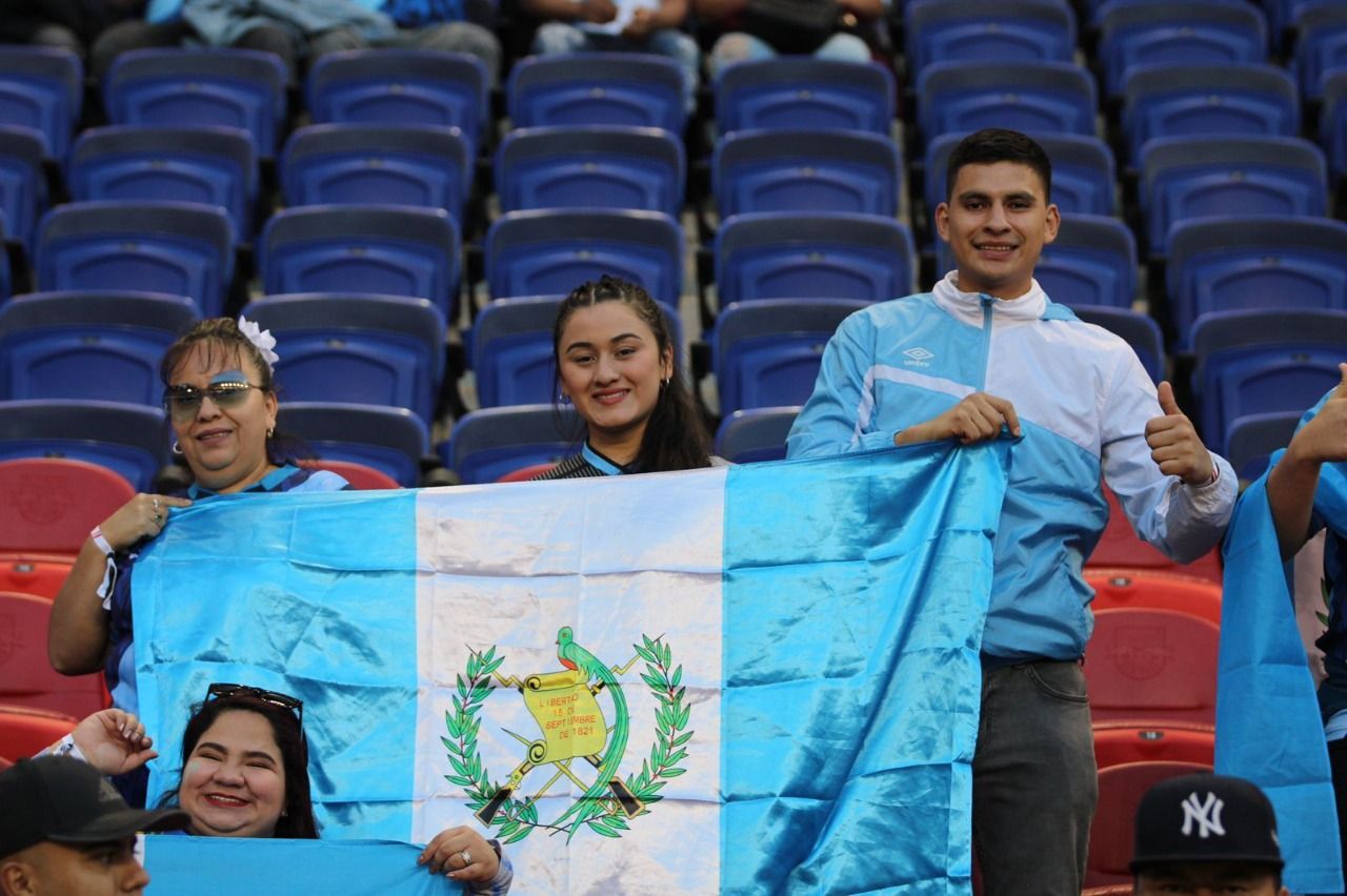 El azul y blanco de Guatemala se apodera del Dodger Stadium en Los Ángeles