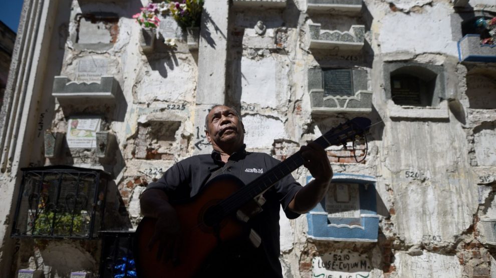 El mecánico Vidal Ambrosio Román cantó en la tumba de sus padres. / Foto: Edwin Bercián