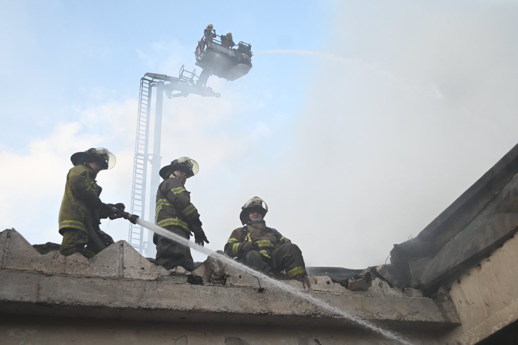 Hasta el momento bomberos han utilizado más de 20 mil galones de agua y 35 galones de espuma química. 