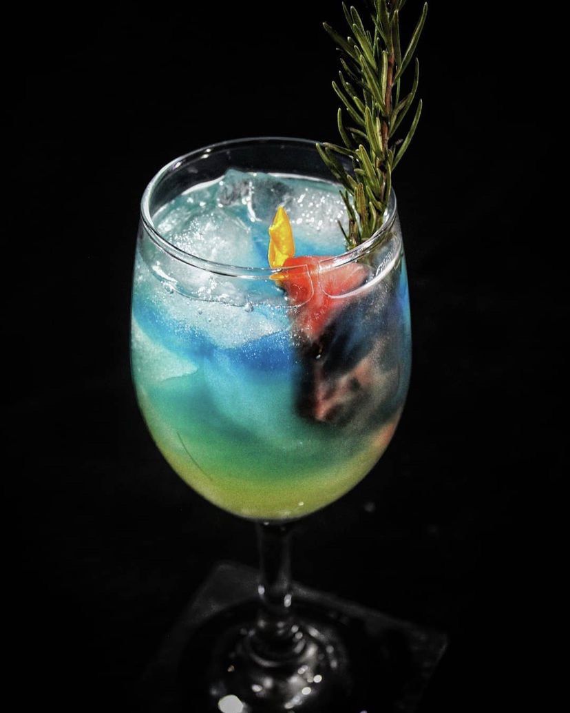 Esta bebida es una de las más coloridas en coctelería (Foto: Instagram / @drinkaholics_sv)