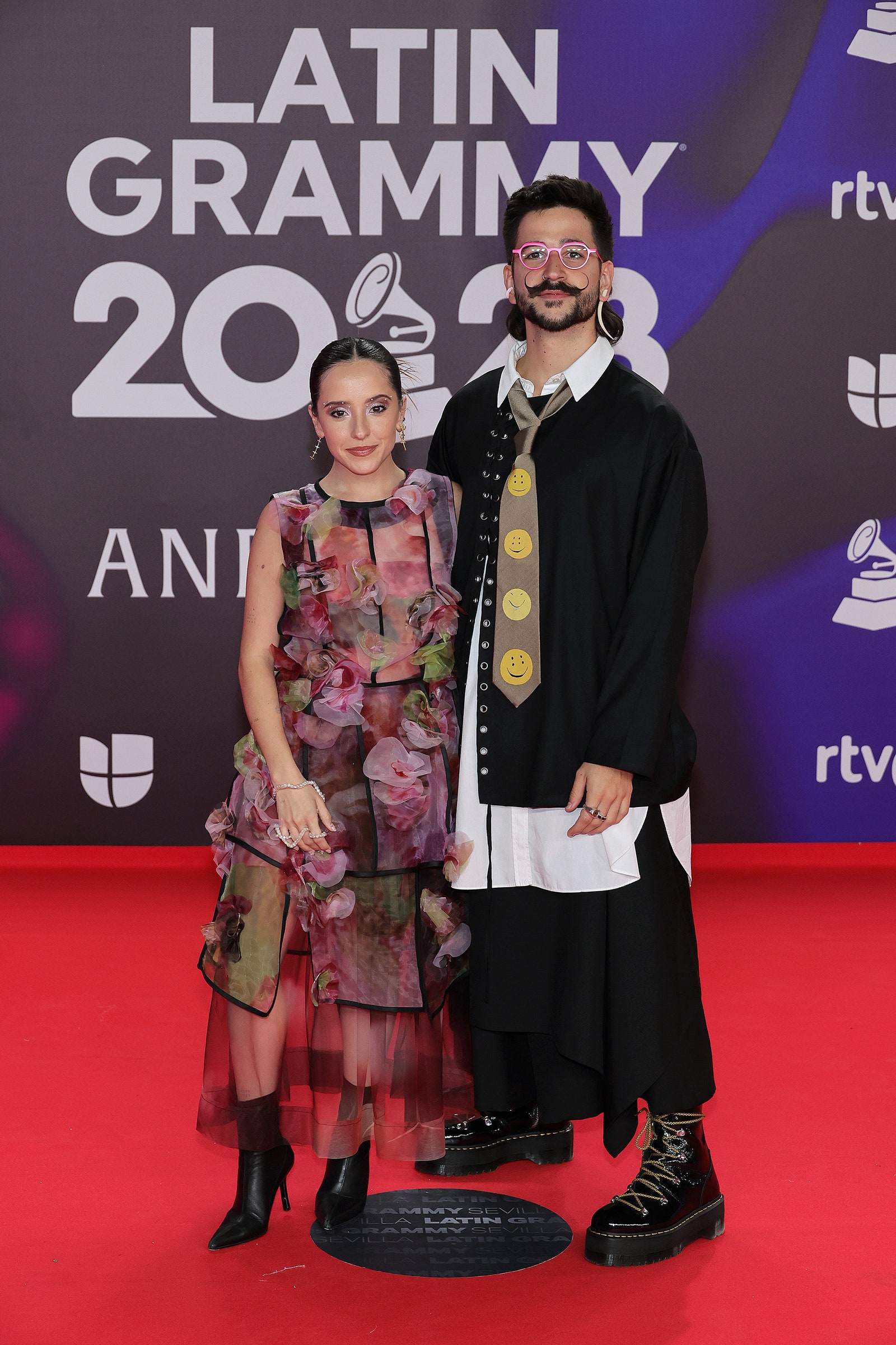 Camilo Y Evaluna Desatan Las Burlas Por Su Atuendo En Los Latin Grammy