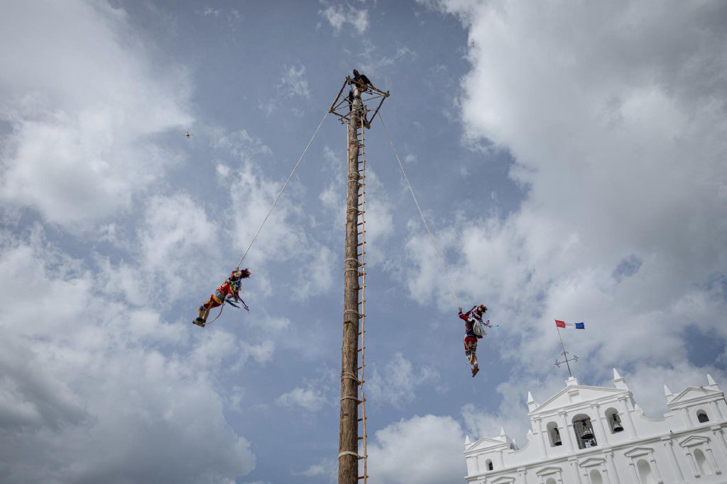 Bailarines realizan la Danza del palo volador en Cubulco, Baja Verapaz