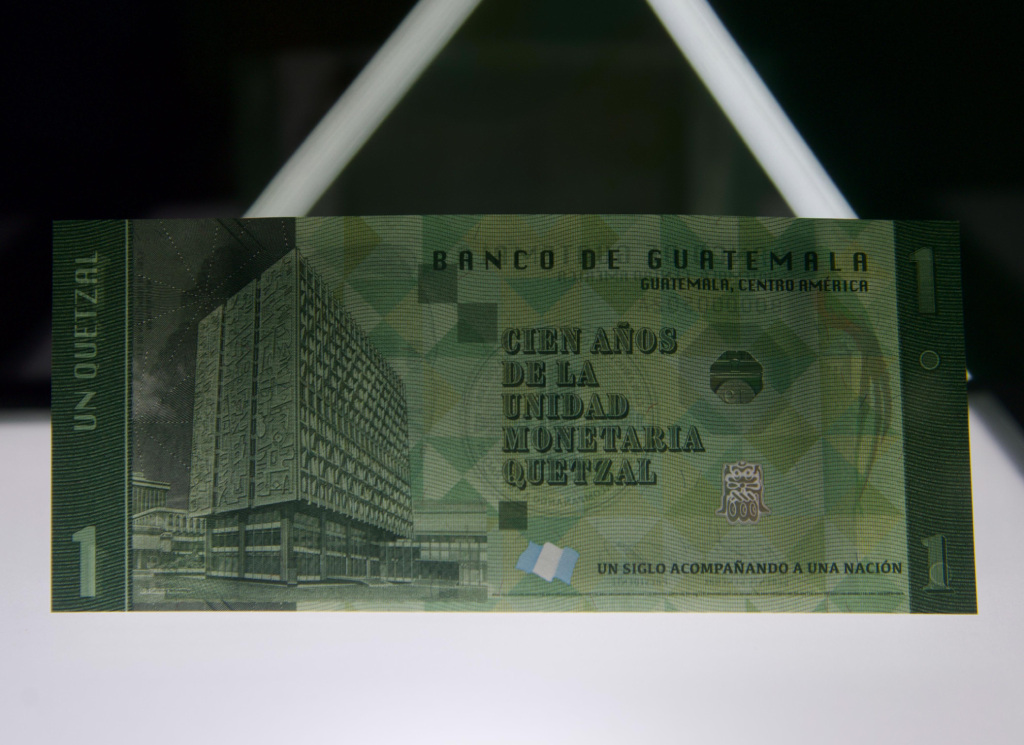 Banguat presenta billete conmemorativo de un quetzal